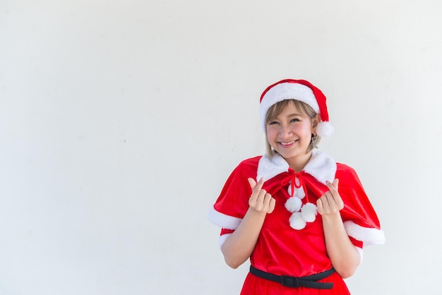 Bella giovane donna asiatica in abiti di Babbo Natale su sfondo biancoLa gente della Thailandia ha inviato la felicità per i bambiniBuon NataleBenvenuto all'invernoFelice concetto di donna