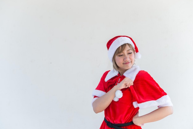 Bella giovane donna asiatica in abiti di Babbo Natale su sfondo biancoLa gente della Thailandia ha inviato la felicità per i bambiniBuon NataleBenvenuto all'invernoFelice concetto di donna