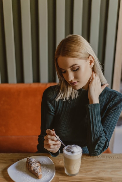 bella giovane donna bionda con il caffè