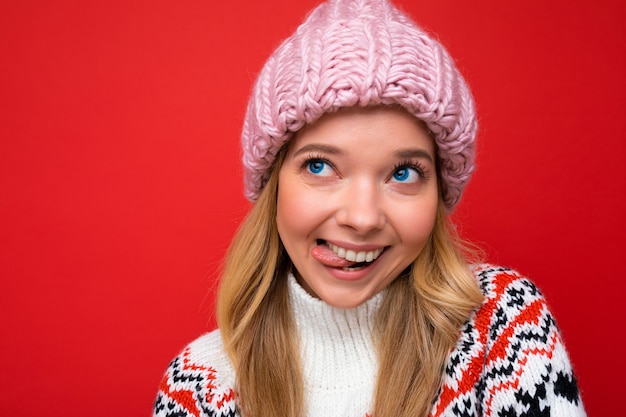 Bella giovane donna bionda felice positiva isolata sopra la parete variopinta del fondo che indossa casual