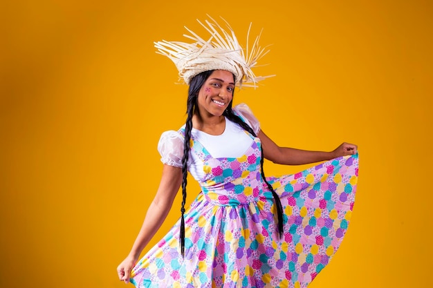 Bella giovane donna bruna in tipici abiti da festa brasiliani di giugno Bella donna vestita per la festa di giugno