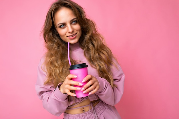 Bella giovane donna bruna positiva che indossa abiti casual alla moda