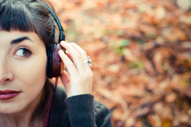 bella giovane donna che ascolta la musica