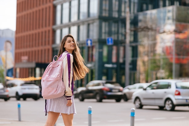 Bella giovane donna che cammina per strada