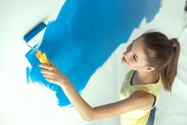 Bella giovane donna che fa pittura murale