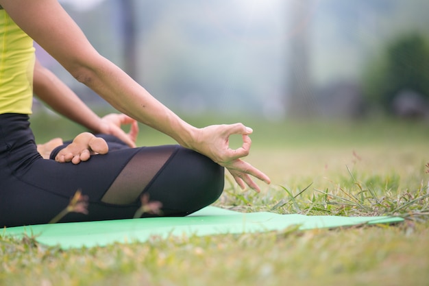 Bella giovane donna che fa yoga