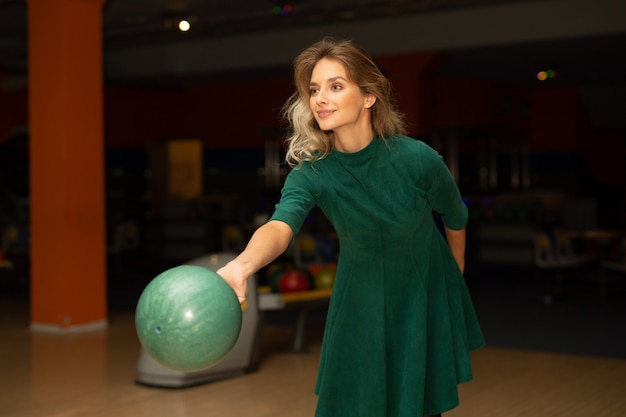 bella giovane donna che gioca a bowling