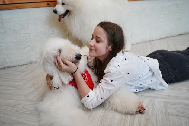 Bella giovane donna che gioca con il suo cane