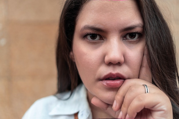 Bella giovane donna che guarda la telecamera all'aria aperta