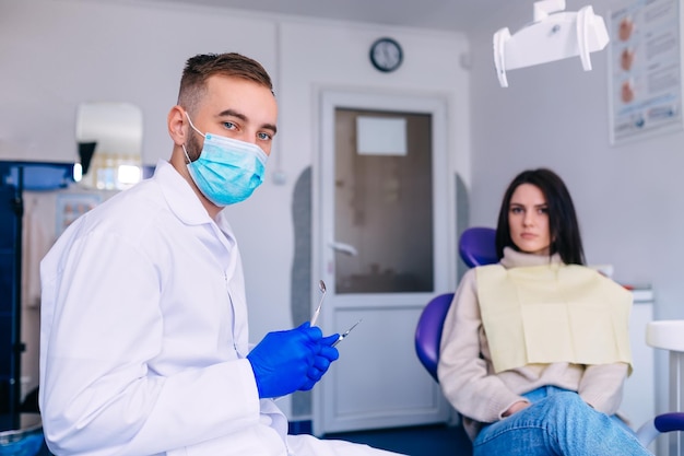 Bella giovane donna che ha ispezione dentale all'ufficio del dentista