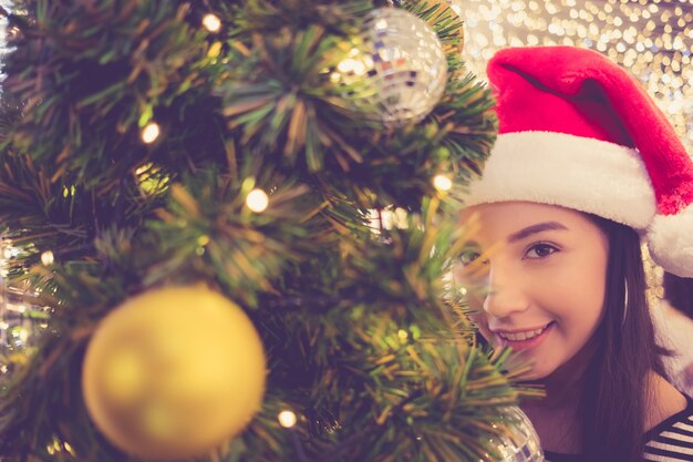 bella giovane donna che indossa abiti caldi vestiti invernali alla moda