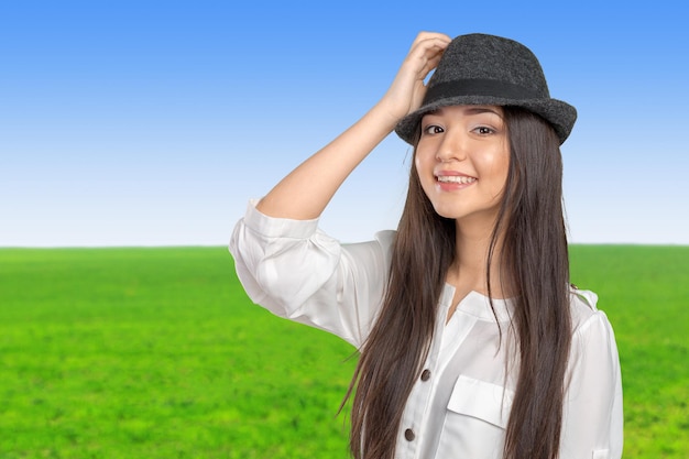 Bella giovane donna che indossa il cappello di paglia fedora estivo in posa