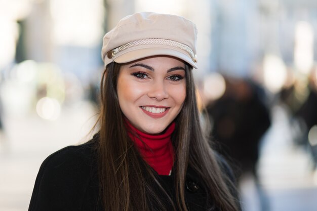 Bella giovane donna che indossa un cappello all&#39;aperto