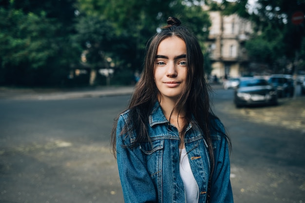 Bella giovane donna che indossa una giacca di jeans