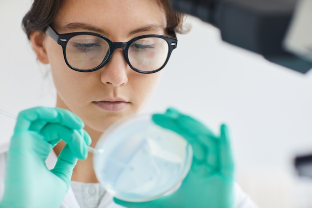 Bella giovane donna che lavora in laboratorio