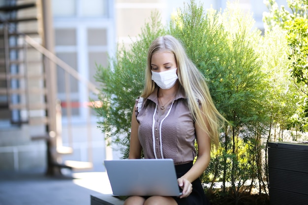 Bella giovane donna che lavora utilizzando il computer portatile concentrato e sorridente