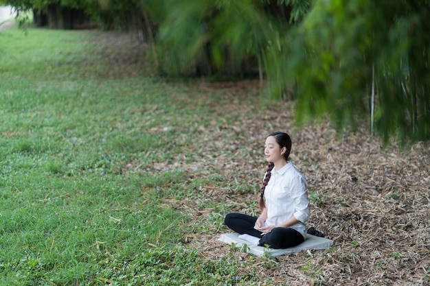 Bella giovane donna che medita in natura