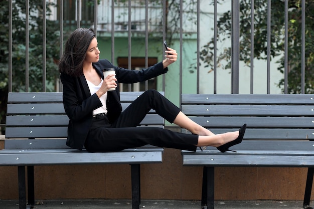 Bella giovane donna che parla sul cellulare all'aperto