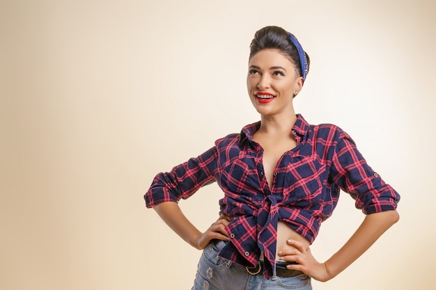 Bella giovane donna che posa emozionalmente alla macchina fotografica, il pinup.