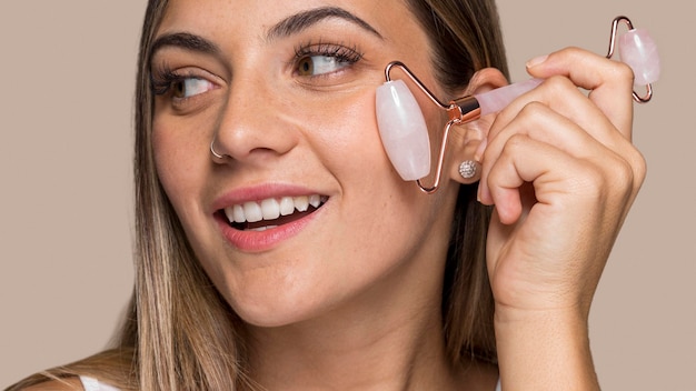 Bella giovane donna che prova prodotti cosmetici