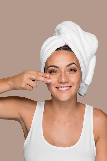Bella giovane donna che prova prodotti cosmetici