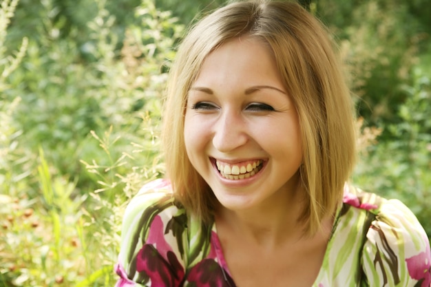 Bella giovane donna che si distende nell'erba