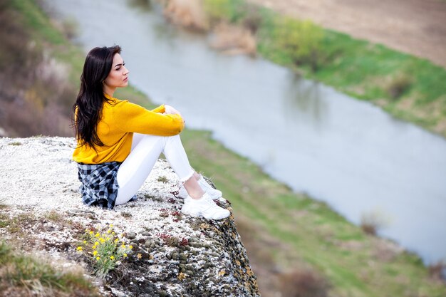 Bella giovane donna che si rilassa all'aperto