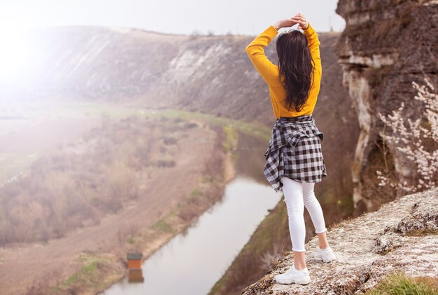 Bella giovane donna che si rilassa all'aperto