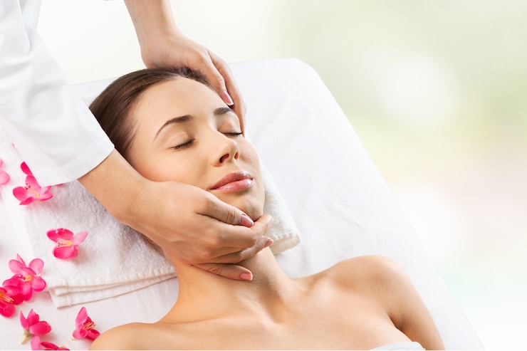 Foto bella giovane donna che si rilassa con il massaggio alla spa di bellezza