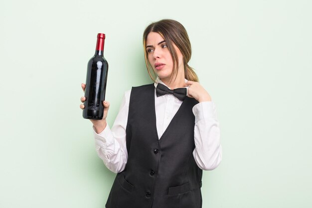 bella giovane donna che si sente stressata, ansiosa, stanca e frustrata. concetto di cameriere e bottiglia di vino