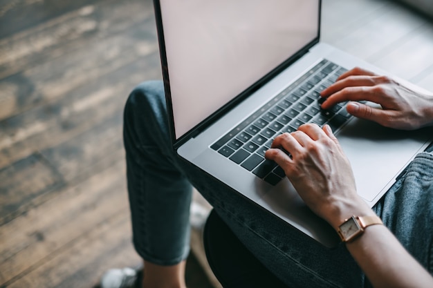 Bella giovane donna che utilizza un computer portatile