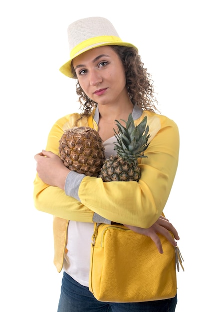 Bella giovane donna con ananas, isolata su white