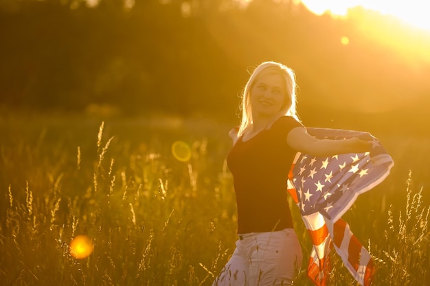 Bella giovane donna con bandiera USA