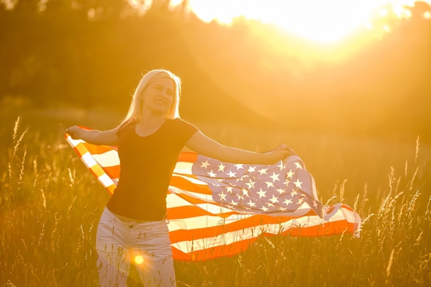 Bella giovane donna con bandiera USA