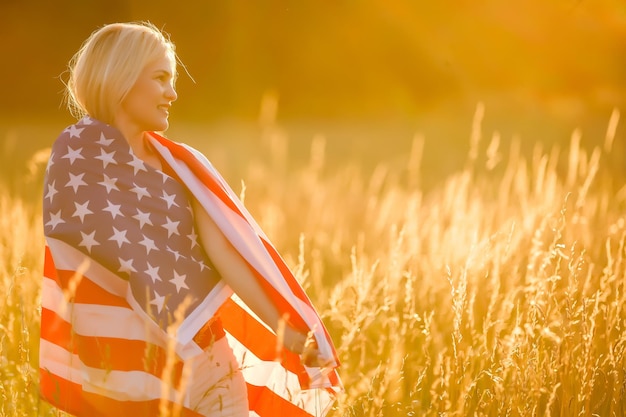 Bella giovane donna con bandiera USA