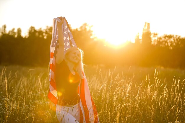 Bella giovane donna con bandiera USA