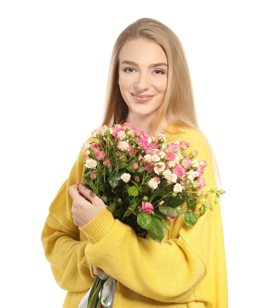 Bella giovane donna con bouquet di rose su sfondo bianco