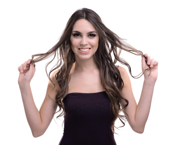 Bella giovane donna con capelli lunghi isolati su bianco
