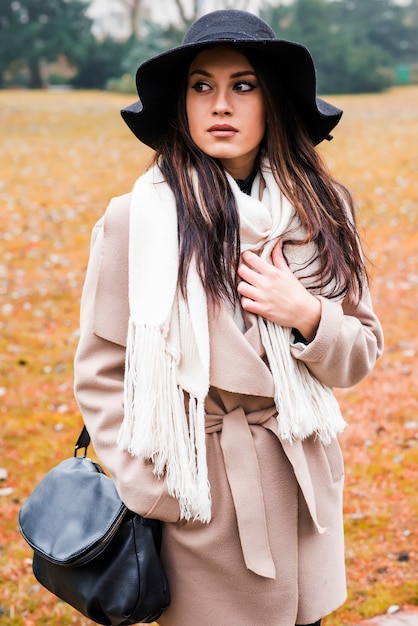 Bella giovane donna con cappello