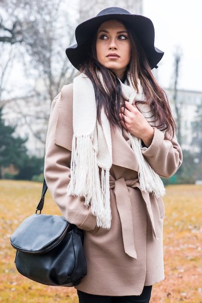 Bella giovane donna con cappello