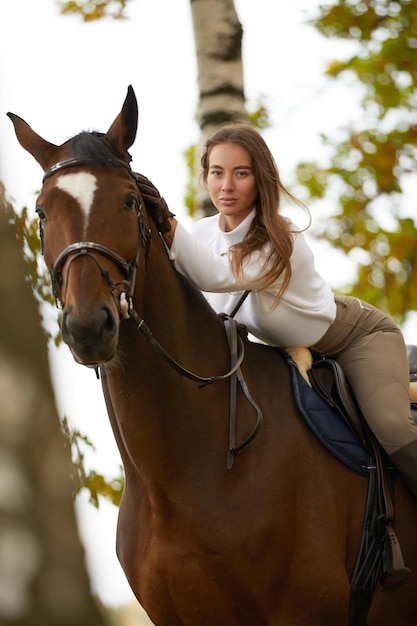 Bella giovane donna con cavallo all'aperto Concetto di cura degli animali