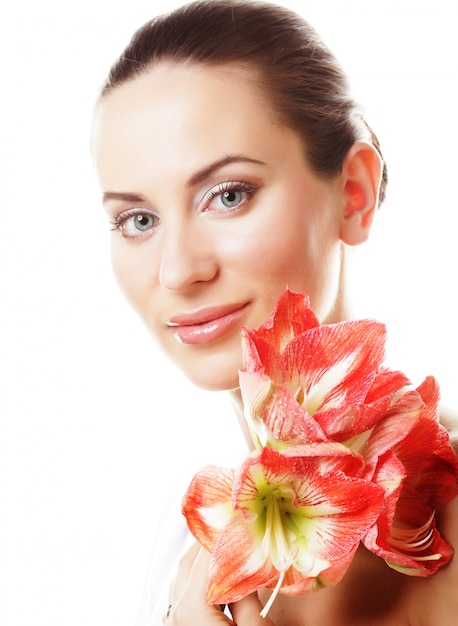 bella giovane donna con grandi fiori rosa