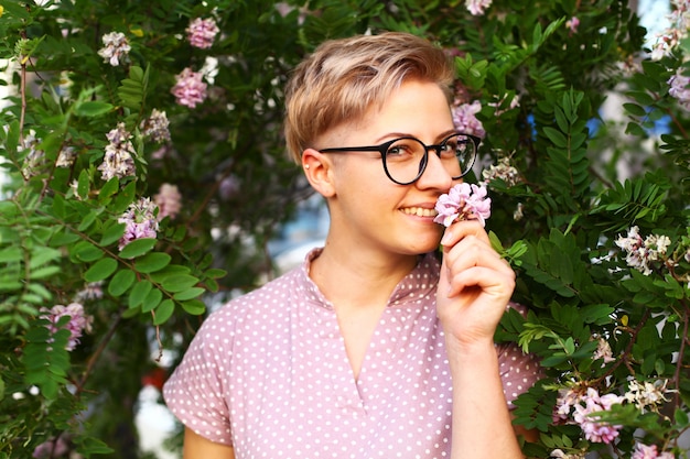 Bella giovane donna con i capelli corti in giardino