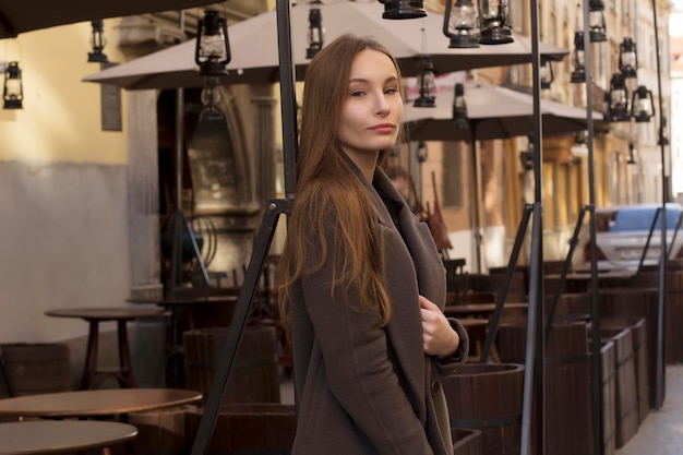 Bella giovane donna con i capelli lunghi in strada