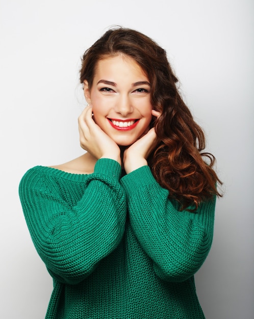 Bella giovane donna con i capelli ricci