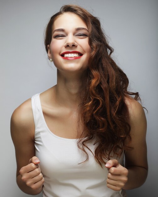 Bella giovane donna con i capelli ricci