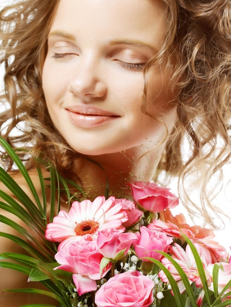 Bella giovane donna con i fiori del mazzo