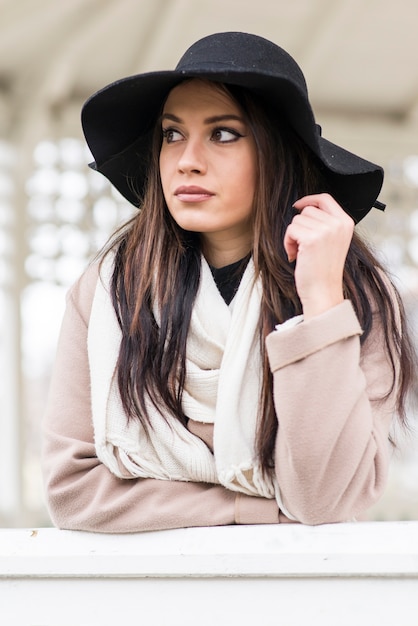 Bella giovane donna con il cappello