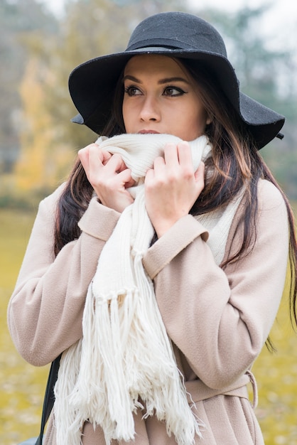 Bella giovane donna con il cappello