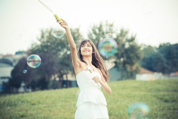 bella giovane donna con la bolla di salto vestito bianco